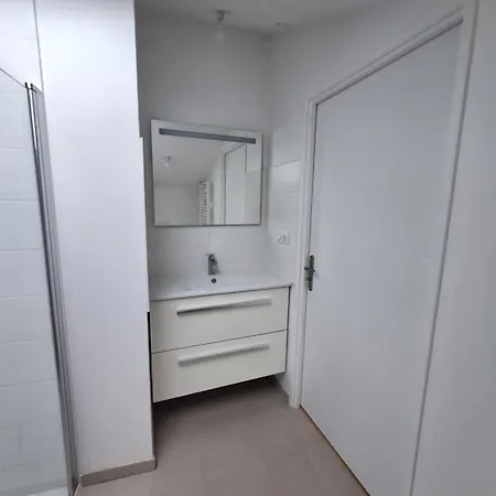 아파트 1 Renove Lit Queen Size Balcon Garage