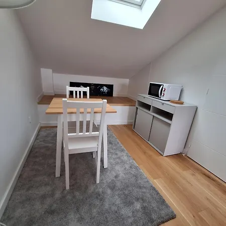 1 Renove Lit Queen Size Balcon Garage Apartment